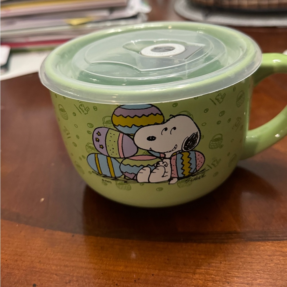 Peanuts Snoopy ceramic soup mug with vented plastic lid